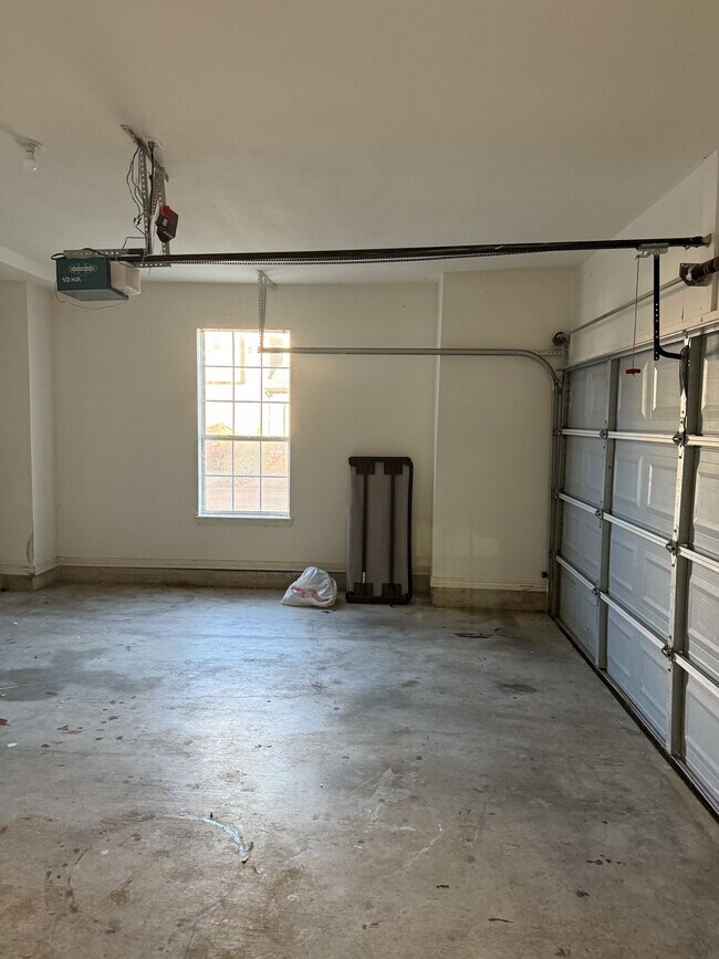 Building Photo - 1425 W Villa Maria Rd