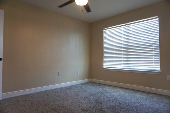 Building Photo - 141 Bronze Cir
