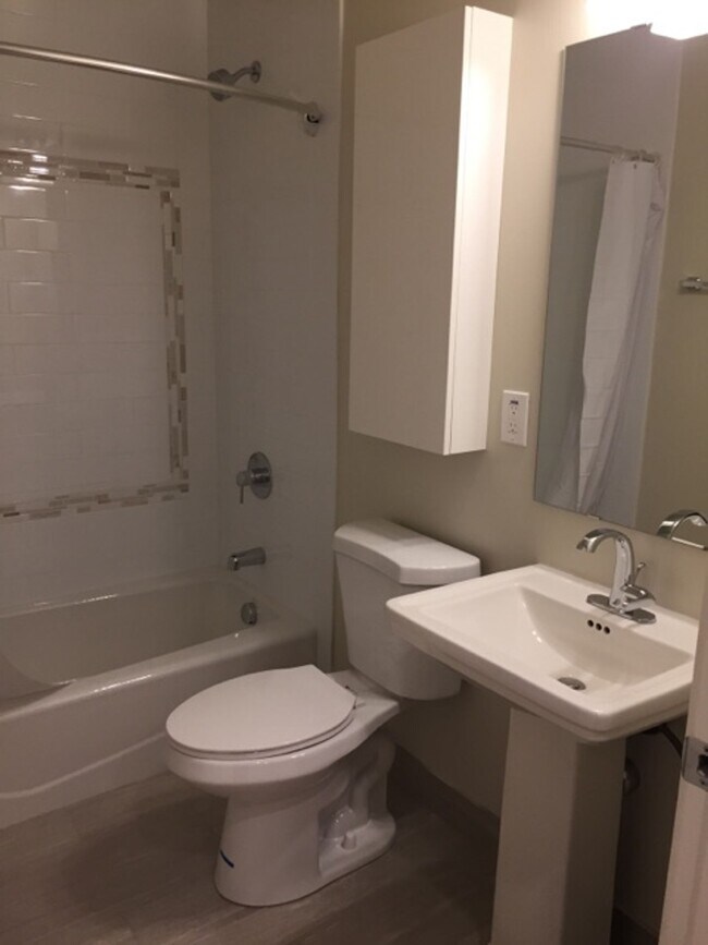 Building Photo - Remodeled Spacious University Park Portsmo...