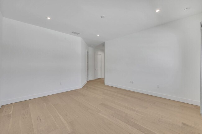 Building Photo - New Construction- walk to Park Avenue