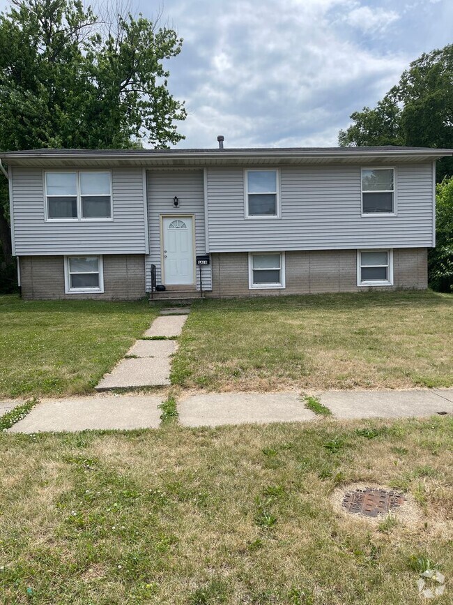 Building Photo - 3 Bedroom 1 Bath House in East Moline