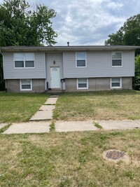 Building Photo - 3 Bedroom 1 Bath House in East Moline