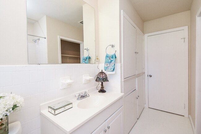 Building Photo - 8401 Montridge Dr