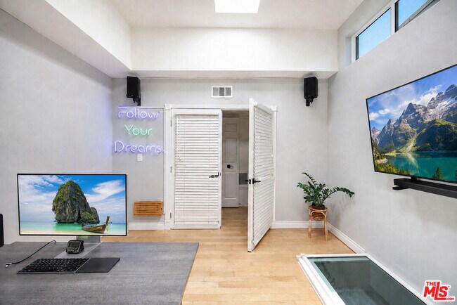 Building Photo - 4733 La Villa Marina