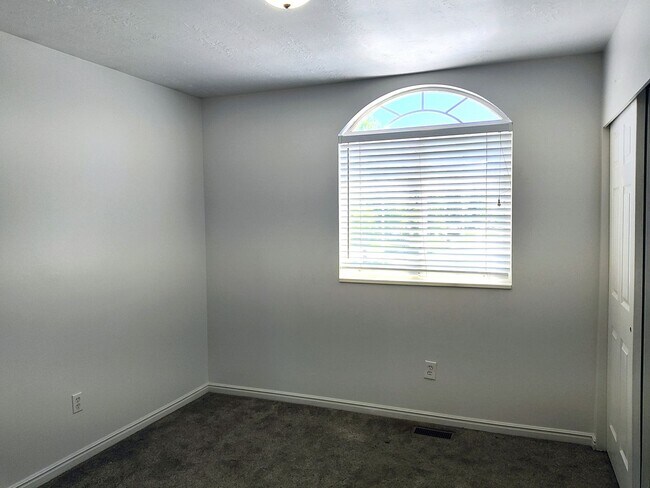 Building Photo - Great 4 Bd 3 Bath Home in Draper