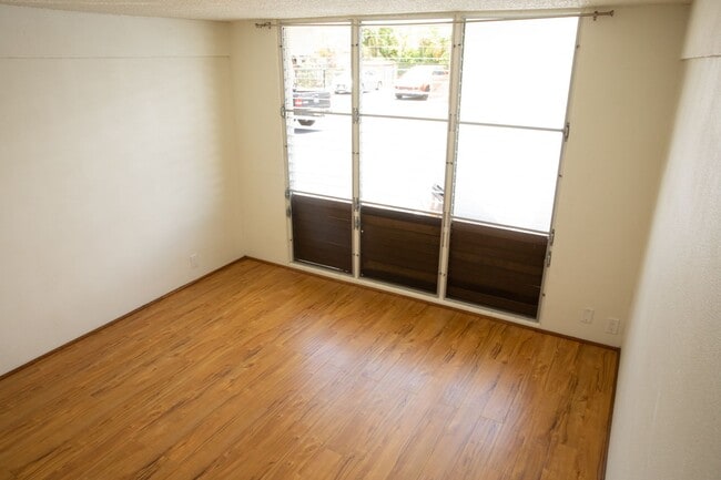 Building Photo - 2 BR/ 1 Bath Low- rise Apartment
