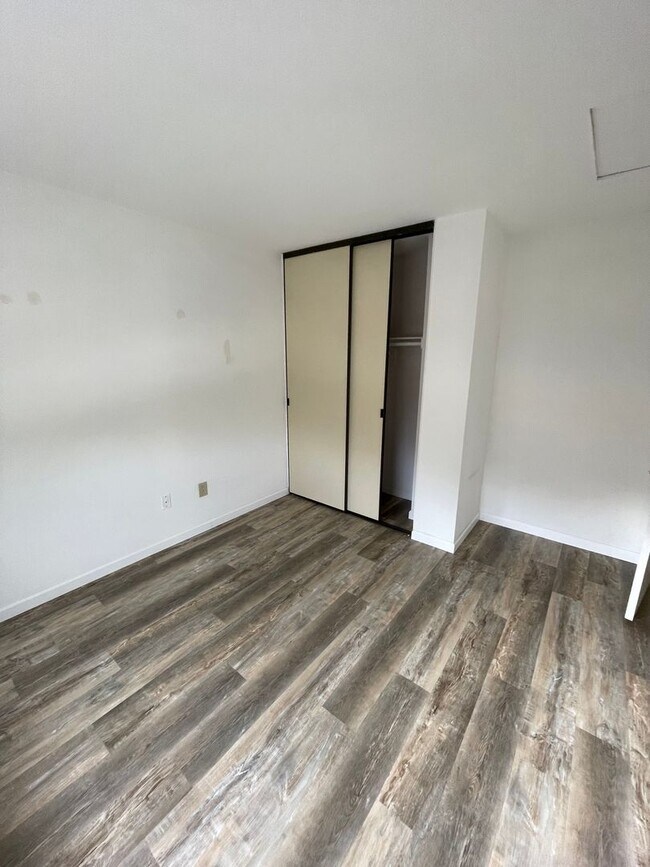 Building Photo - Absolutely stunning remodeled 3 bedroom 2 and half bathroom home in the heart of Mira Mesa!