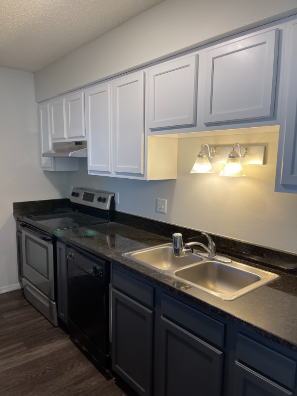 Building Photo - 633 S Dodge St