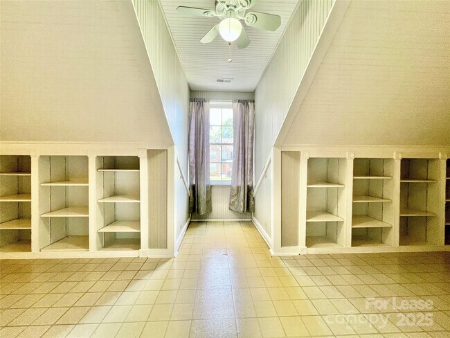 Building Photo - 811 Deercross Ln