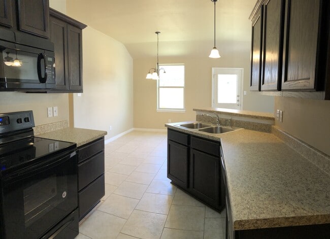 Building Photo - Amazing Like New Duplex close to Fort Hood