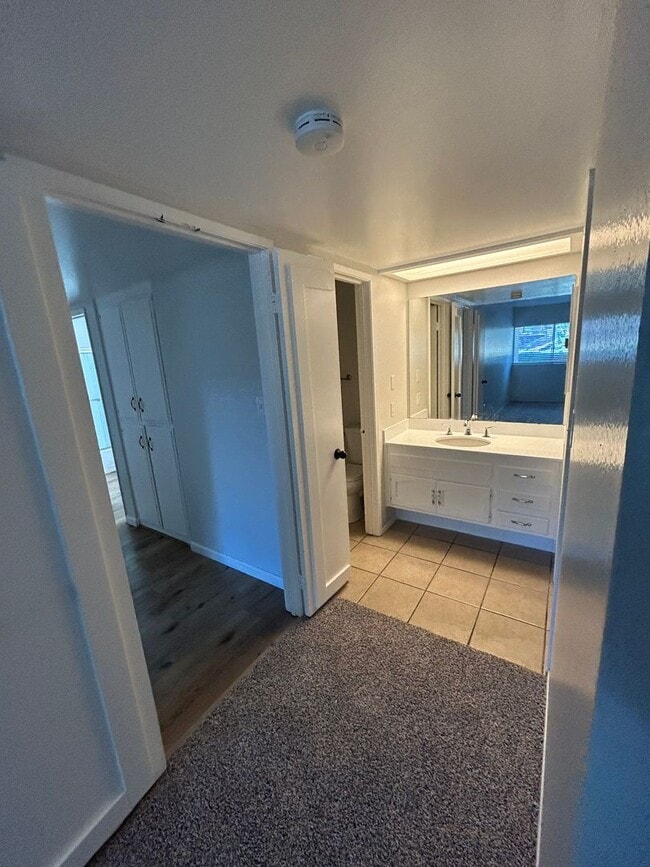 Building Photo - Spacious and lovely 2 bedroom 2 bath Condo...
