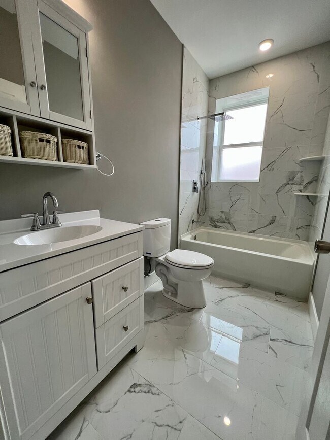 Building Photo - Newly Renovated 2-Bedroom Apartment in Sou...