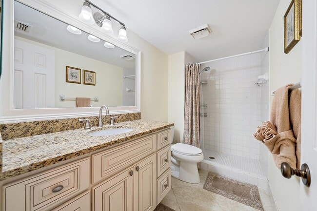 Building Photo - 803 Clubhouse Cir