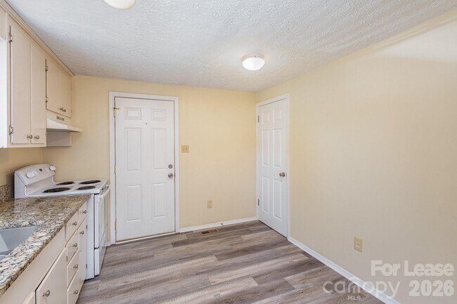 Building Photo - 3131 Vestal Pl