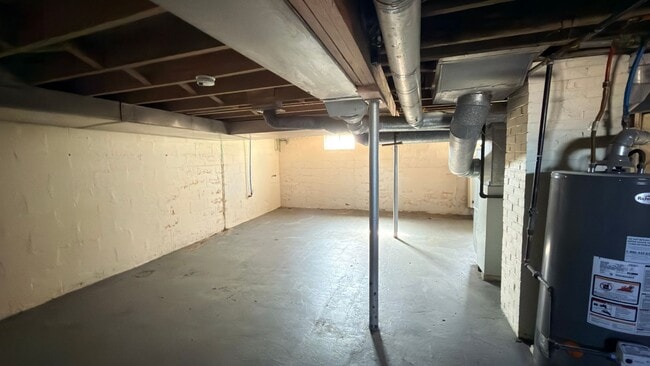 Building Photo - HOUSE....2 Bedroom 1 Bath