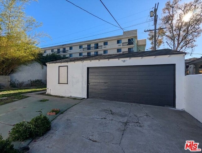 Building Photo - 3966 S Victoria Ave