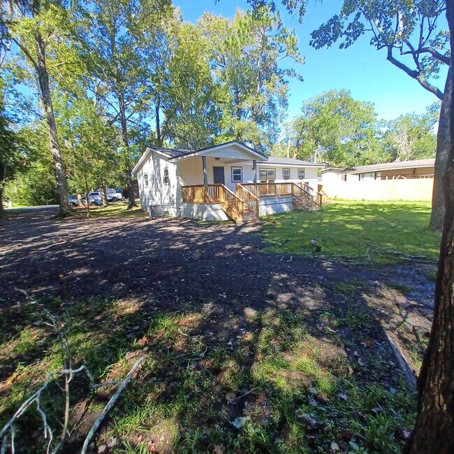 Building Photo - Waterfront 3 BR 2 BA Remodeled Rental Home