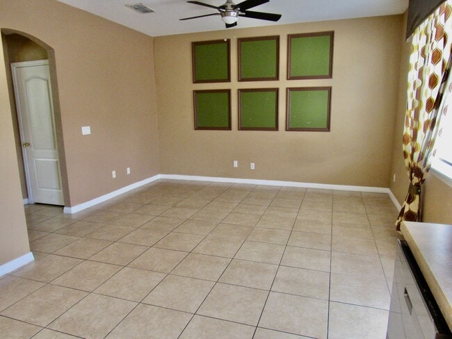 Building Photo - Beautiful 3-Bedroom Townhome with Resort-S...