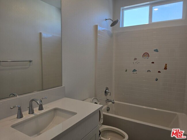 Building Photo - 426 Lobata