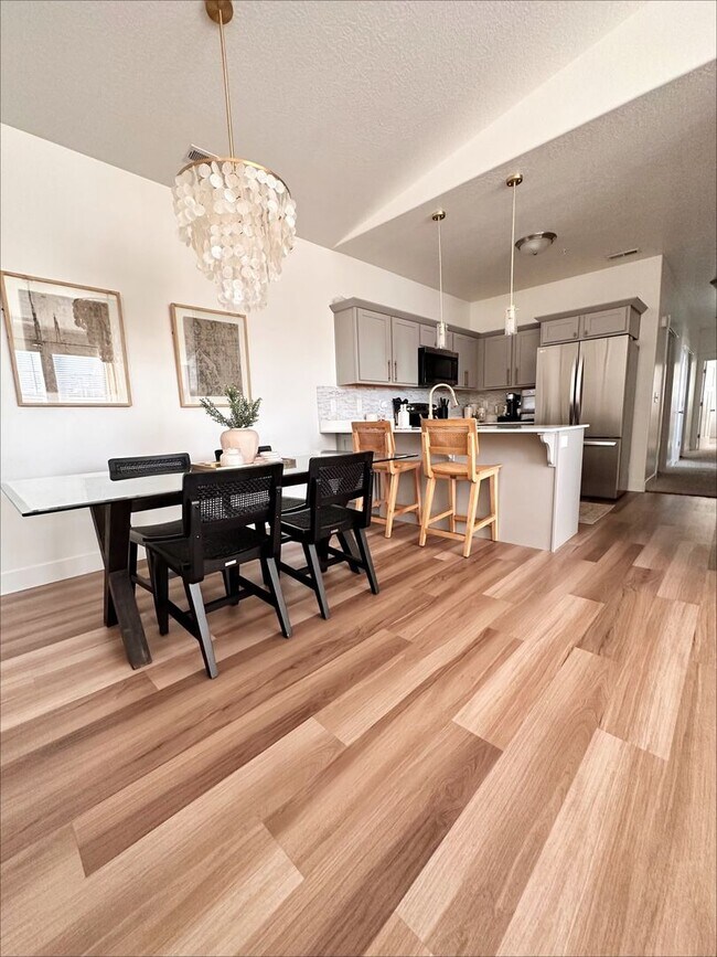 Building Photo - Pet Friendly 3-Bedroom Condo!