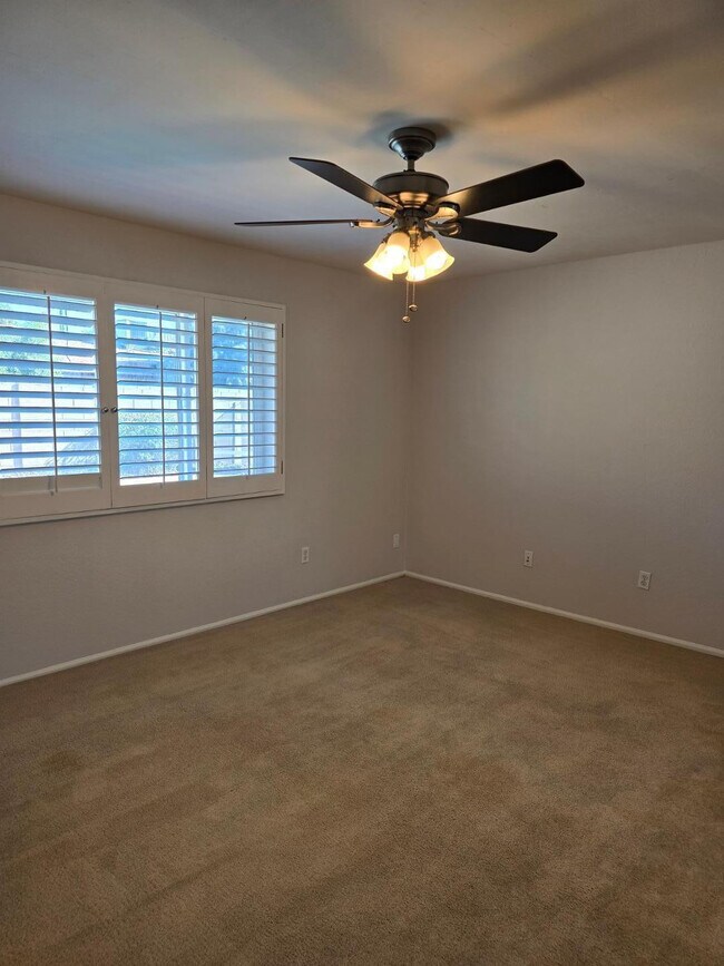 Building Photo - 1615 W Summit Pl