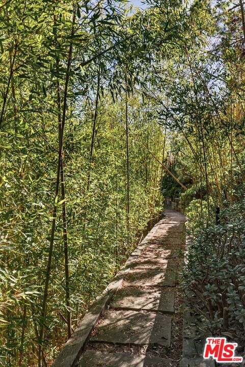 Building Photo - 9894 Beverly Grove Dr