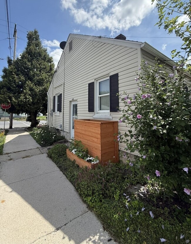 Building Photo - 801 W Cherry St