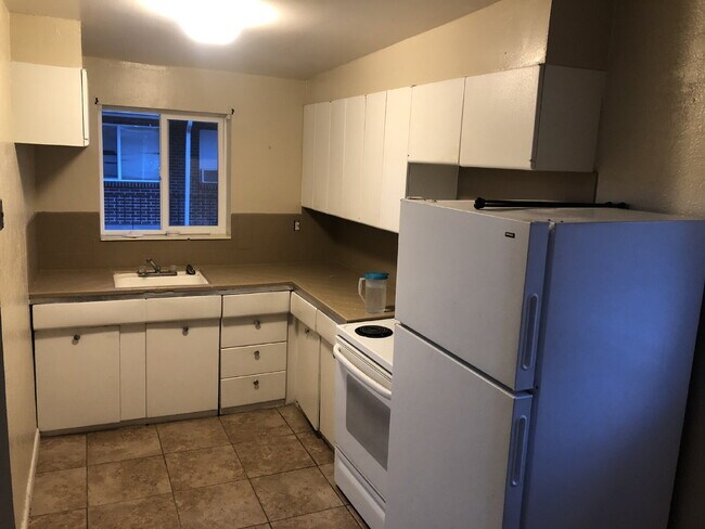 Building Photo - "Charming 1-Bedroom apartment with Spacious Layout in the Heart of Salt Lake City!"