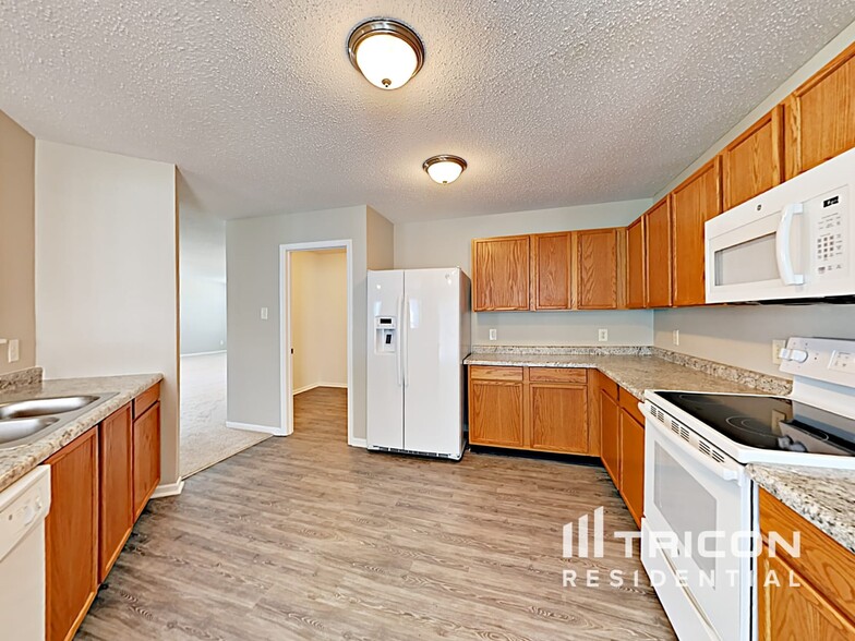 Building Photo - 6880 W Littleton Dr