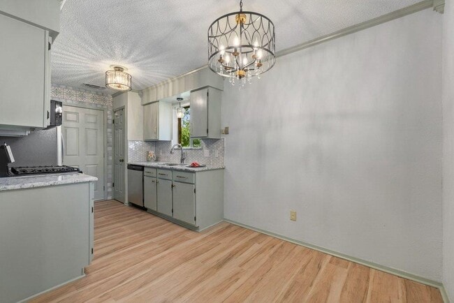 Building Photo - 704 Brookwood Cir