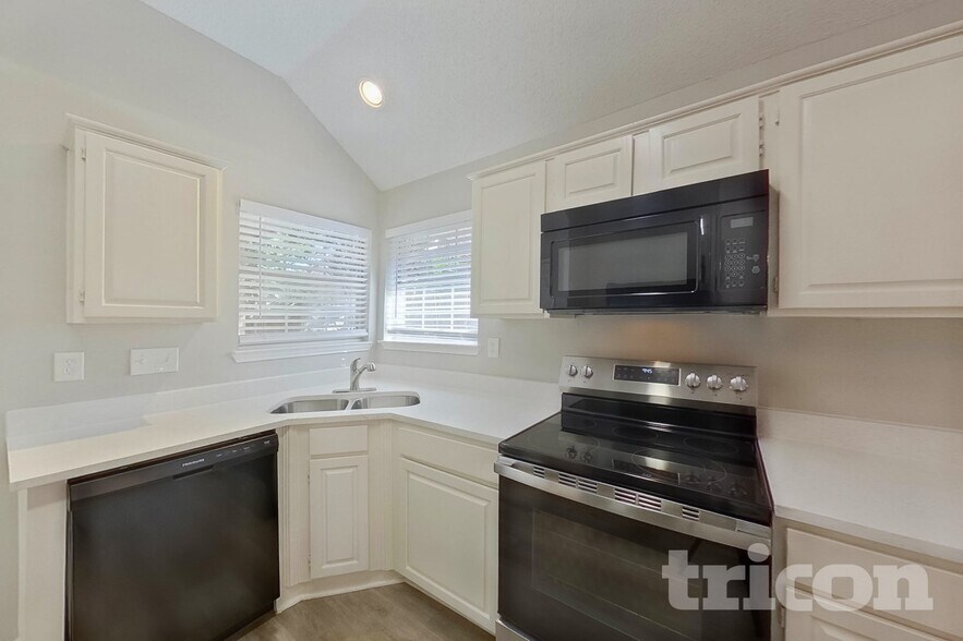 Building Photo - 805 Clover Hill Ln