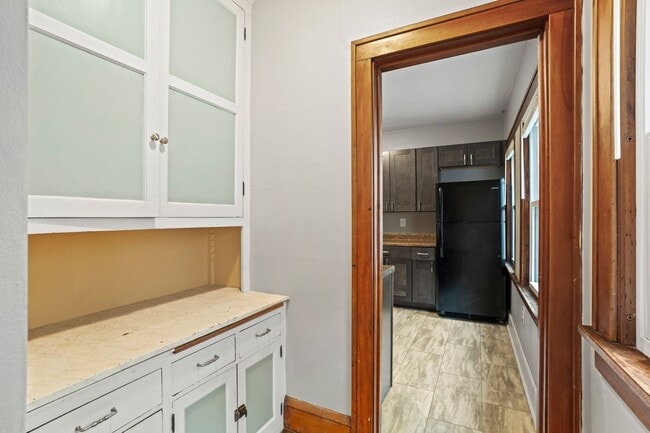 Building Photo - Rare 2 bedroom Lower