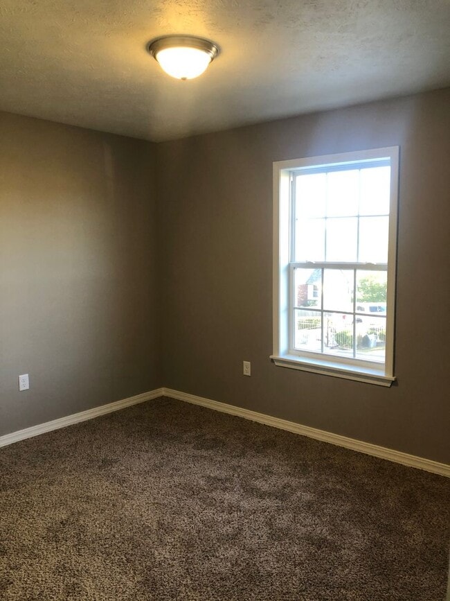 Building Photo - 3BR Townhouse near Holiday Hills