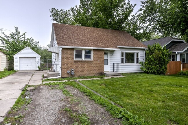 Building Photo - 4 Bedroom Home-Move In Special