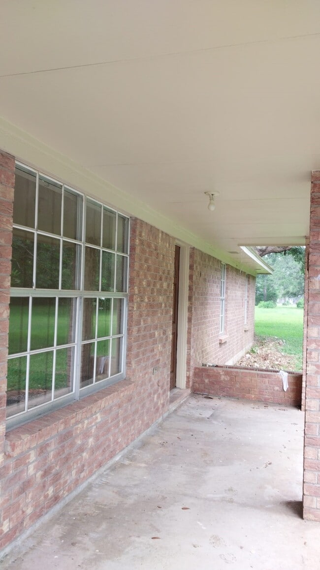 Building Photo - 327 Primrose Rd