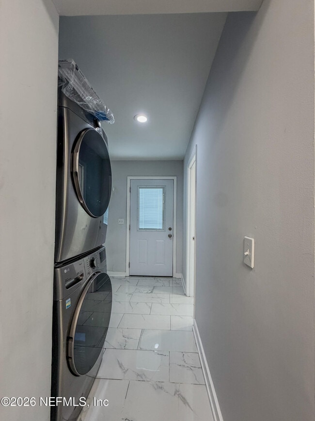 Building Photo - 1368 Rensselaer Ave