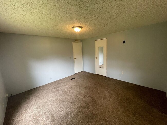 Building Photo - 3 BEDROOM LOCATED ON SHADED ACRE LOT