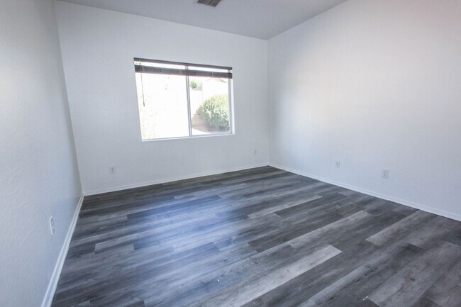 Building Photo - Spacious 3 Bedroom Quailwood Home