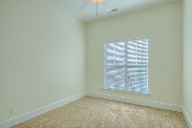 Building Photo - Fresh Paint, New Carpet & Custom Finishes in North Shore Country Club