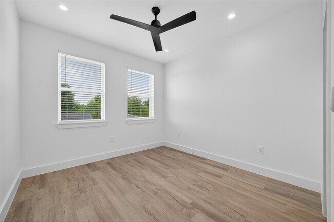 Building Photo - 5027 Willow Glen Dr