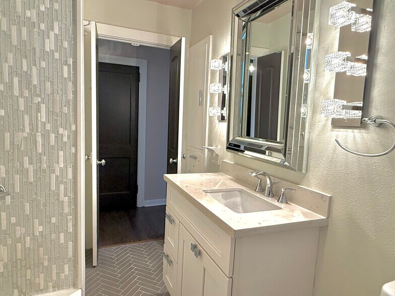 Bathroom has dimmable vanity lighting - 820 Thirba St