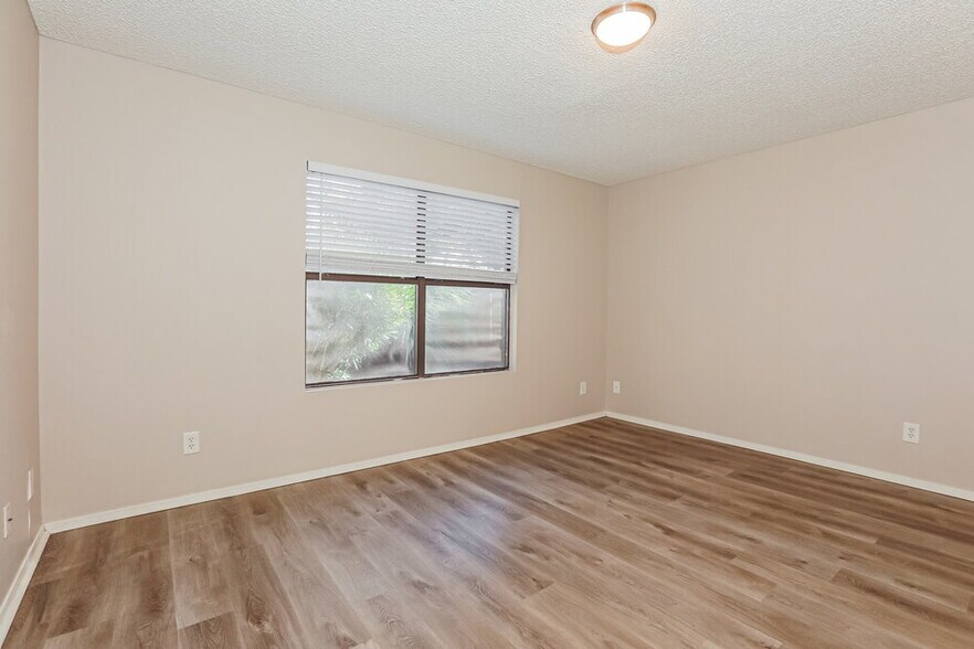 Building Photo - 4527 E Hampton Ave