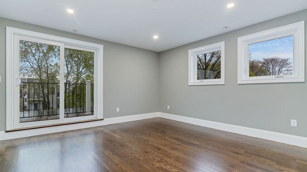 Building Photo - 555 E 5th St