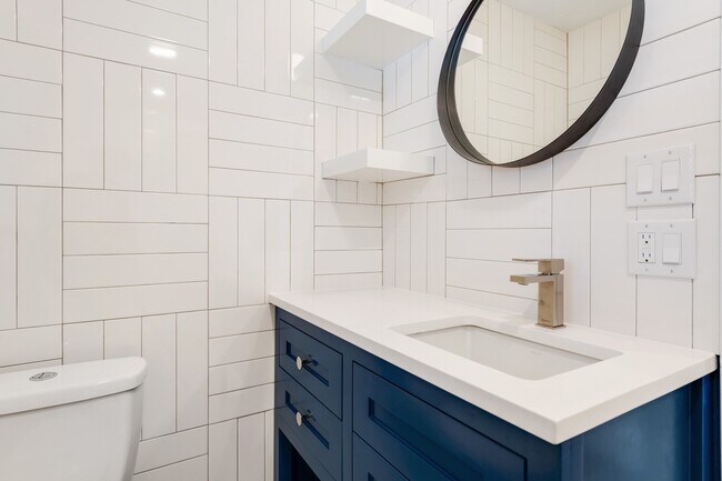 Building Photo - 2018 Remodeled 3 bed / 2 bath - wood / tile floors, fenced yard. Hyde Park / Downtown