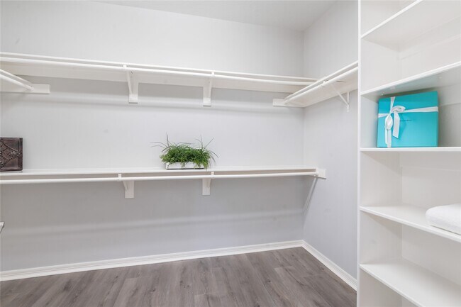 Building Photo - 25818 Overlake Dr