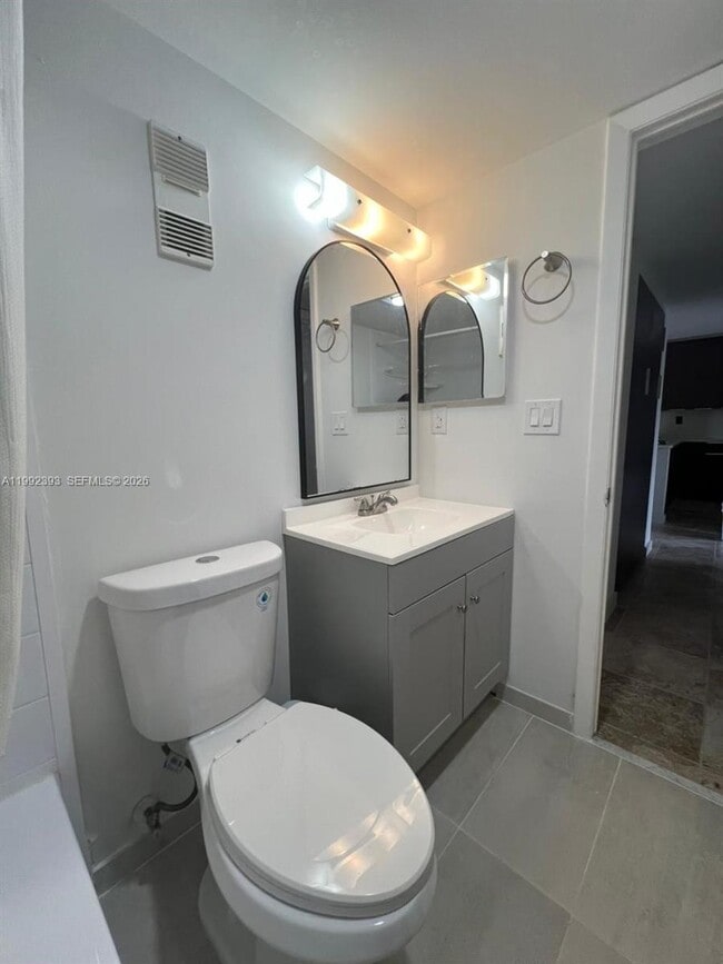 Building Photo - 1811 Sabal Palm Dr