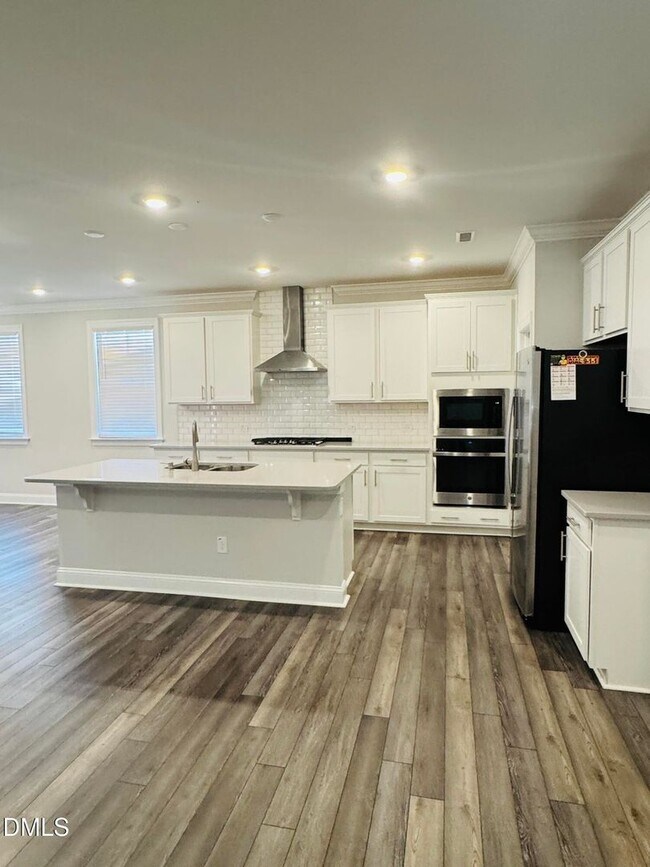 Building Photo - Stunning 4 Bedroom 3 Bathroom Single Family Home with 1st floor office w/ FREE high-speed interne...