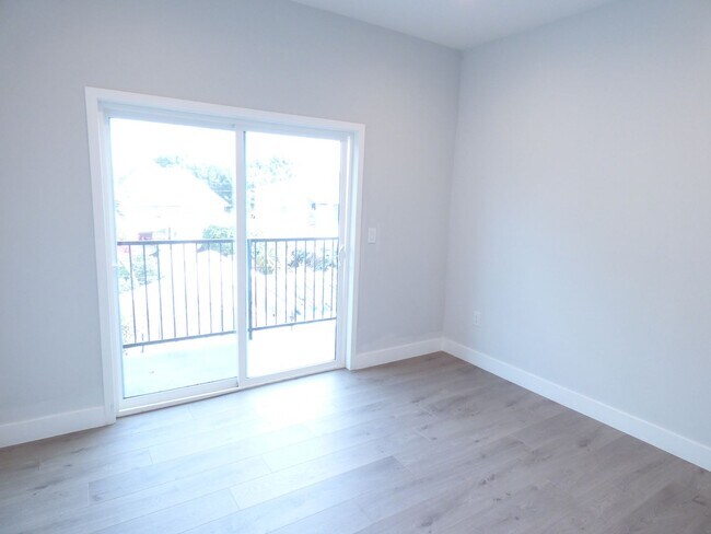 Building Photo - 4 Bedroom Unit with 2 Car Parking!