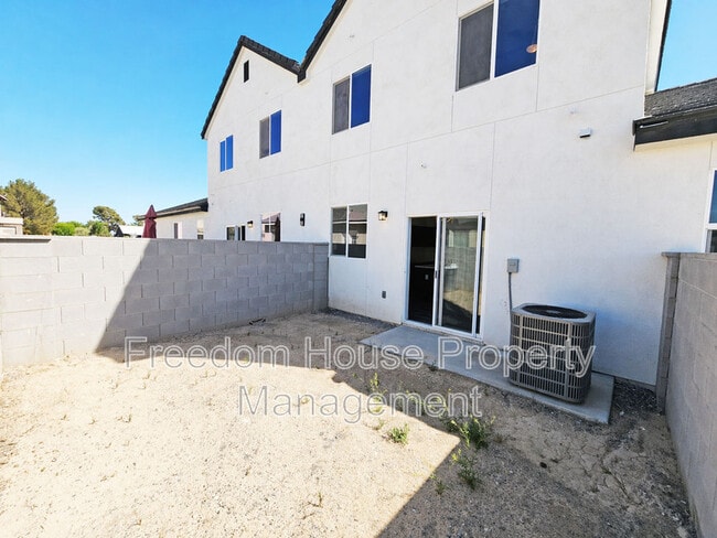 Building Photo - 382 Erin St