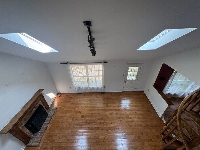 Building Photo - 102 Ravenwood Pl